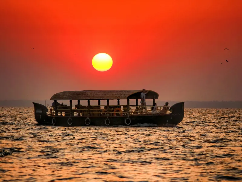 Munnar & Alappuzha Quick Escape | 3 Nights 4 Days